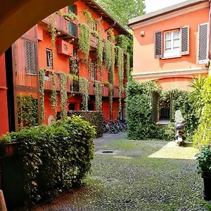 - Alzaia Naviglio Grande מילאנו